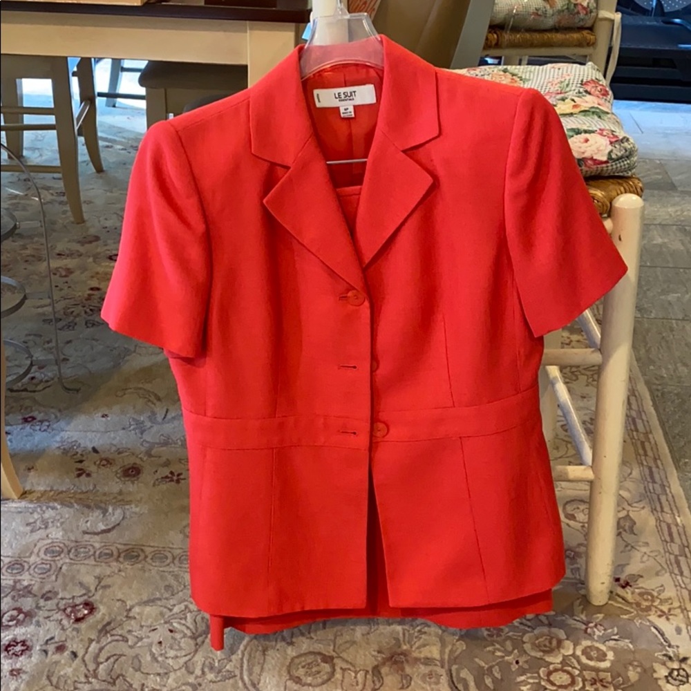 LE SUIT skirt suit. Size 8P. Never worn